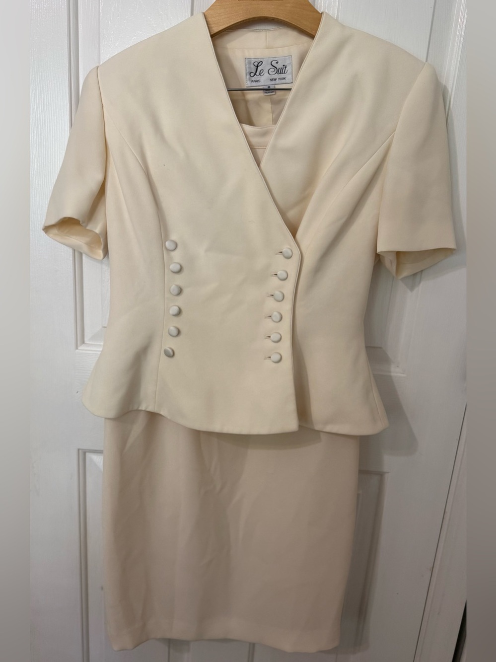 Le Suit Women's Polyester Skirt Suit in Cream Size 8 Like New